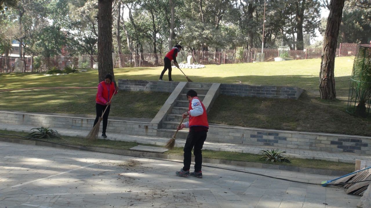 cleaning-at-kripalu-udhyan-2073