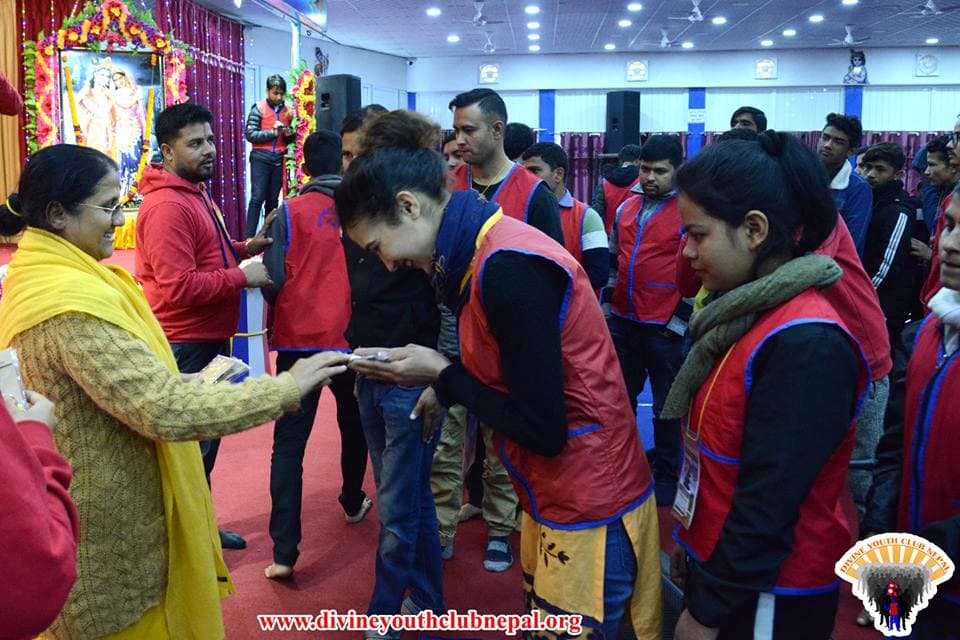 Gift-from-Respected-Sangita-Didi-to-the-participants-during-YMC-2019-3
